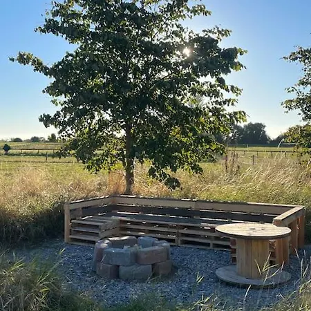 Horse Truck Tiny With Hot Tub Nyaraló
