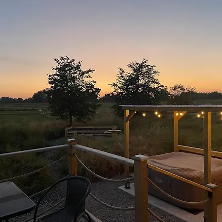 Horse Truck Tiny With Hot Tub Nyaraló *