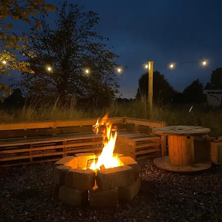 Horse Truck Tiny With Hot Tub 阿什本