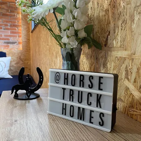 度假居 Horse Truck Tiny With Hot Tub