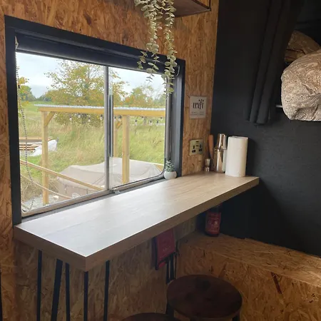 度假居 Horse Truck Tiny With Hot Tub 阿什本