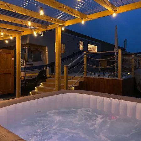 Horse Truck Tiny With Hot Tub Holiday home