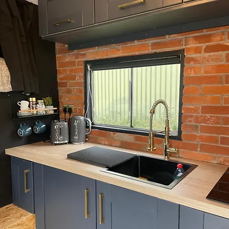 Horse Truck Tiny With Hot Tub 阿什本