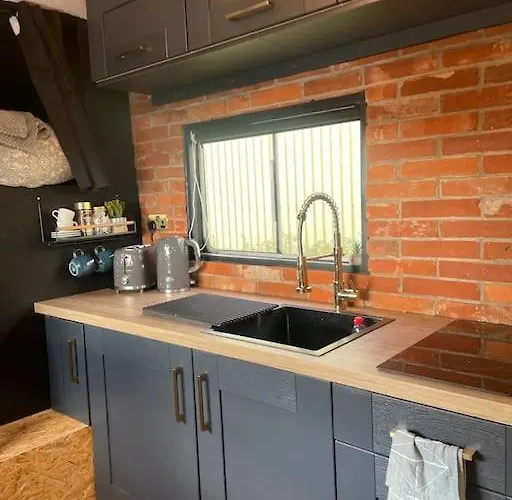 Horse Truck Tiny With Hot Tub Semesterbostad Ashbourne