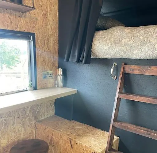 Semesterbostad Horse Truck Tiny With Hot Tub *