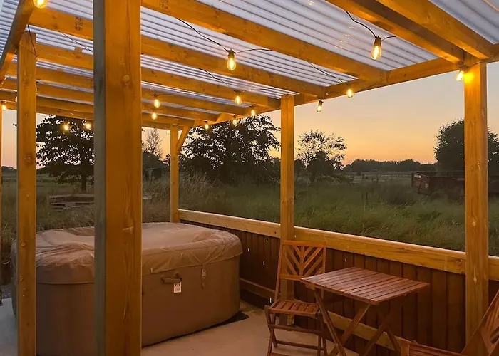 Semesterbostad Horse Truck Tiny With Hot Tub Ashbourne