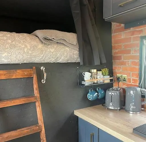 Semesterbostad Horse Truck Tiny With Hot Tub