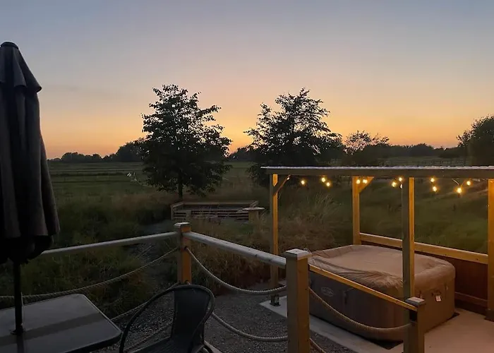 Horse Truck Tiny With Hot Tub Holiday home *