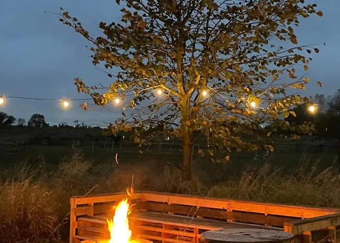 Horse Truck Tiny With Hot Tub Semesterbostad *