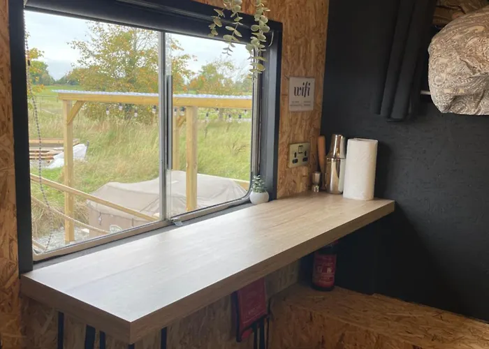 Semesterbostad Horse Truck Tiny With Hot Tub Ashbourne