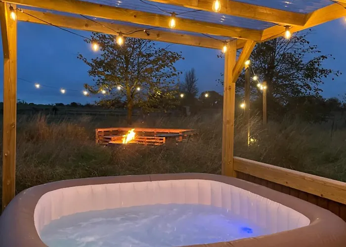 Semesterbostad Horse Truck Tiny With Hot Tub *